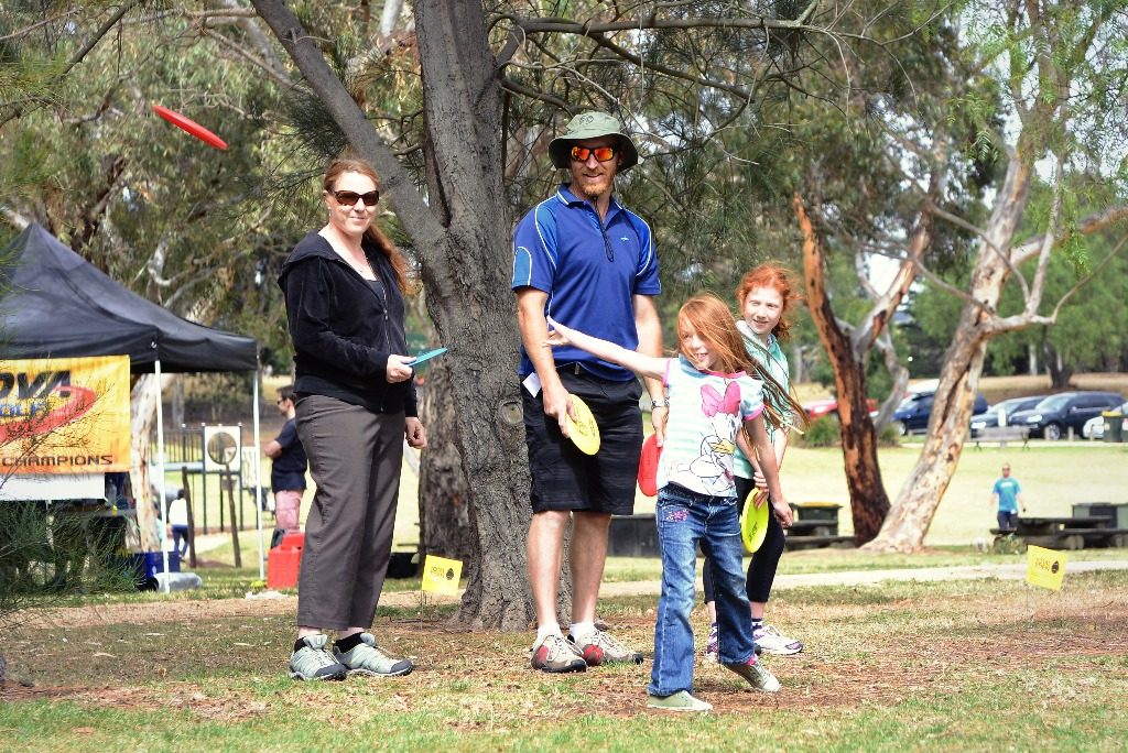 an image of family playing disc golf in disc golf park